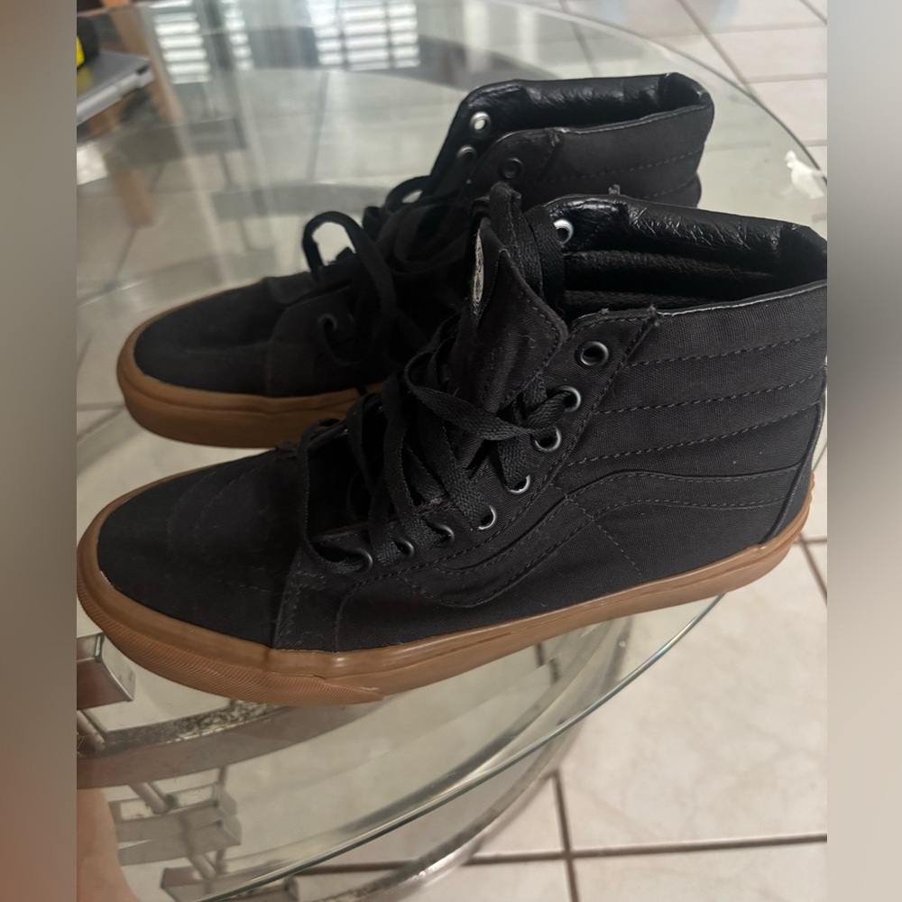 Vans black gum sole ! Only worn once 8.5 men 10.5 women’s
